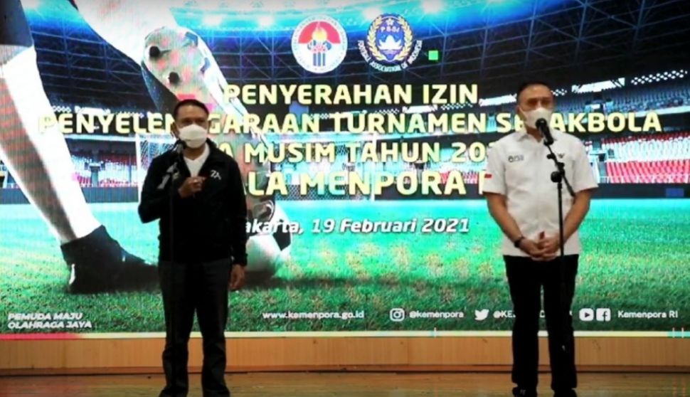 Tangkapan layar penyerahan dokumen izin penyelenggaraan turnamen pramusim dari Menpora Zainudin Amali kepada Ketum PSSI Mochamad Iriawan (Zoom Kemenpora)