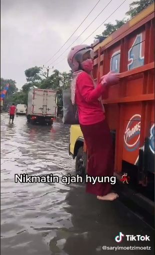 Aksi cewek bergelantungan di truk. (Tiktok/@saryimoetzimoetz)