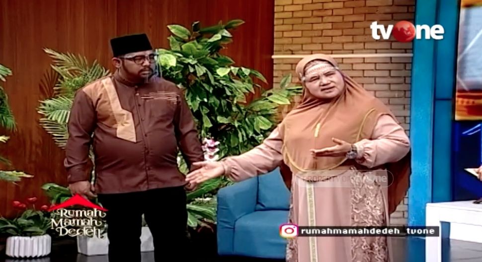 Tangkapan layar Mamah Dedeh saat memberikan ceramah di TV One. [YouTube/religiOne]