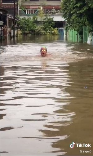 Viral aksi pria berenang di tengah banjir. (Tiktok/@avpz6)