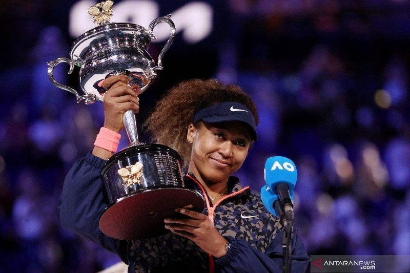 Petenis Jepang Naomi Osaka mengangkat piala kemenangannya setelah ia berhasil menjuarai tunggal putri Turnamen Tenis Australia Open, di Melbourne Park, Melbourne, Australia, Sabtu(20/2/2021). Osaka berhasil menjuarai turnamen ini setelah mengalahkan Brady straight set 6-4 dan 6-3. ANTARA FOTO/Reuters-Loren Elliott/hp.