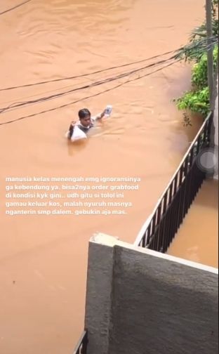 Sopir ojek online terjang banjir untuk antarkan pesanan makanan pelanggan. (Tiktok/@unadembler)