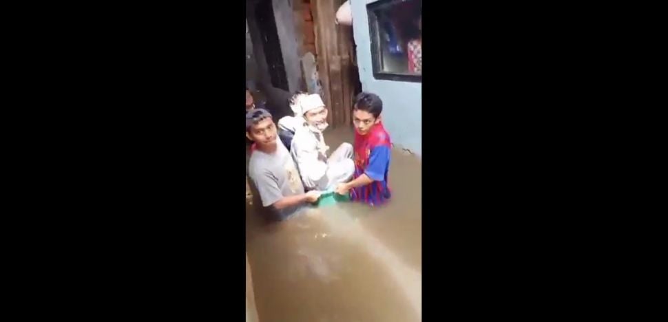 Viral! Pasangan Pengantin Terobos Banjir Pakai Bak Bayi Demi Bisa Menikah. (Dok: Twitter/WindySatria)