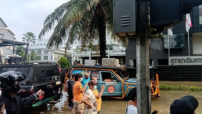 IOF dan IMI mengerahkan mobil off road untuk mengevakuasi mobil yang terendam banjir di Kemang, Jakarta Selatan, Sabtu (20/2/2021). [Suara.com/Yosea Arga Pramudita]