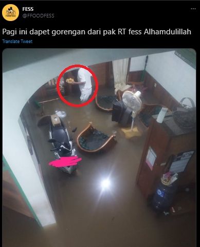 Warganet Pamer Dapat Gorengan dari Pak RT, Publik Sedih Pas Lihat Rumahnya. (Twitter/@FFOODFESS)