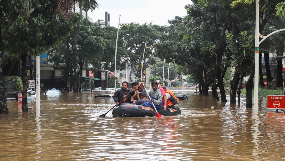 Warga mengungsi dari banjir dengan menggunakan perahu karet di Kemang, Jakarta Selatan, Sabtu (20/2/2021). [Suara.com/Alfian Winanto]