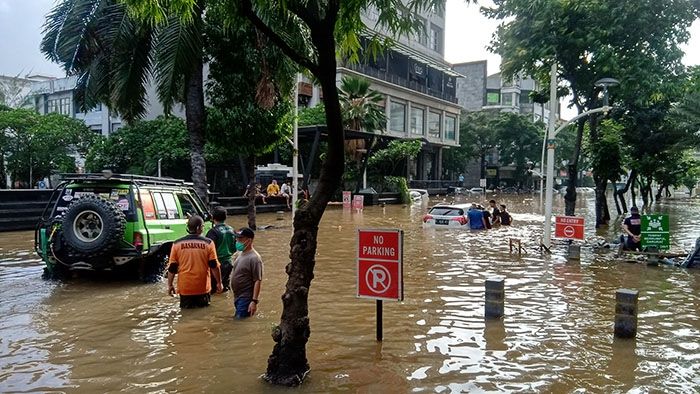 IOF dan IMI mengerahkan mobil off road untuk mengevakuasi mobil yang terendam banjir di Kemang, Jakarta Selatan, Sabtu (20/2/2021). [Suara.com/Yosea Arga Pramudita]