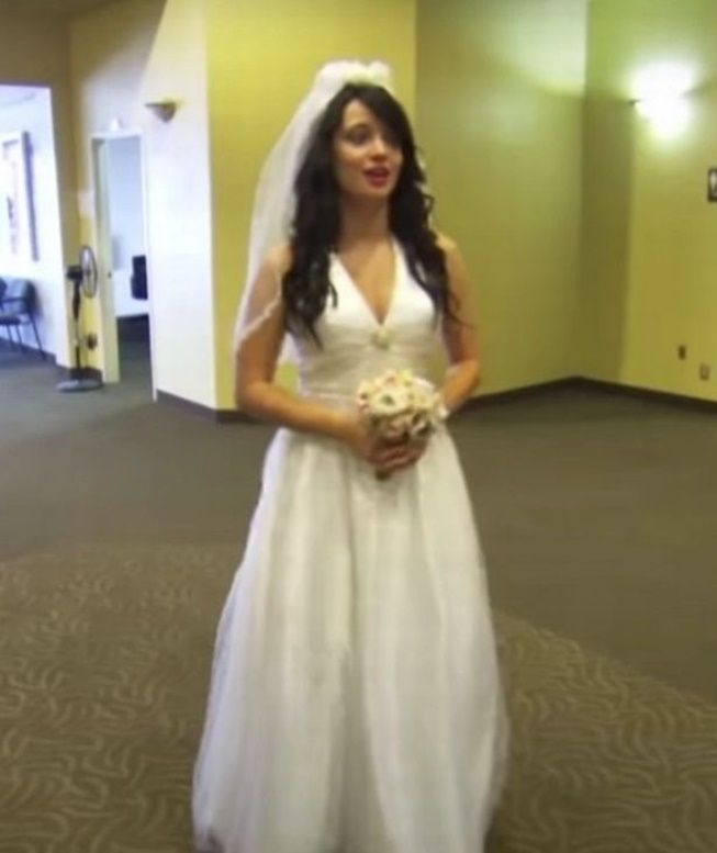 Ibunya Pelit, Wanita Ini Pakai Gaun 'Cacat' dan Tak Menjamu Tamu saat Nikah