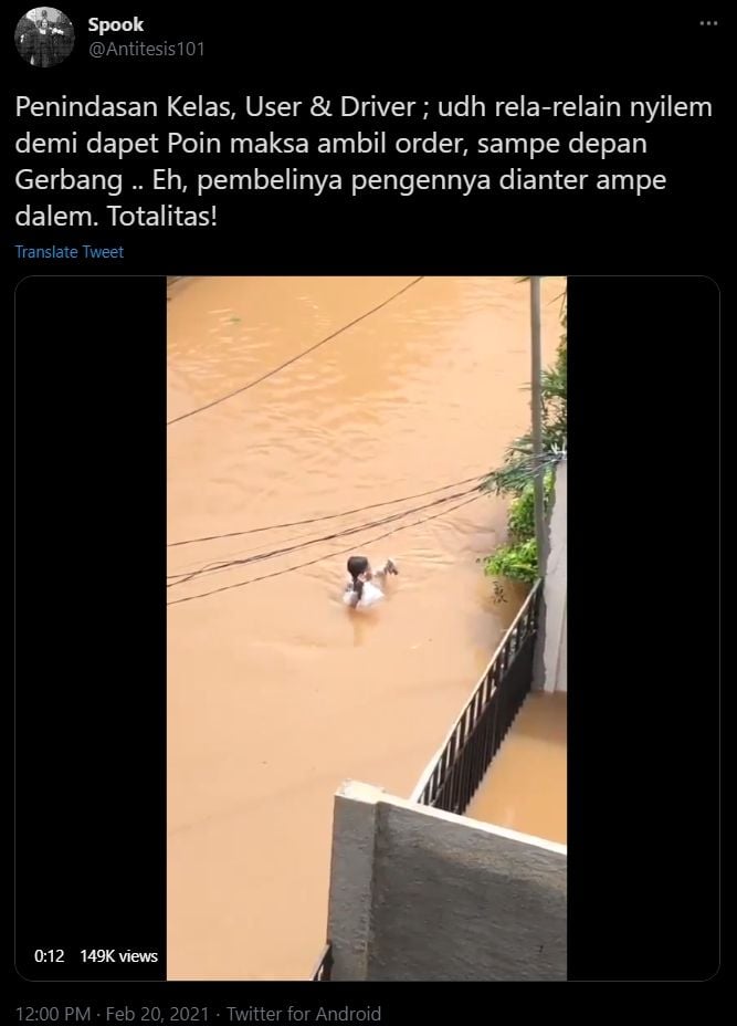 Aksi ojol mengantar makanan sambil menerjang banjir. (Twitter)