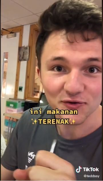 bule cicipi rendang pertama kali (TikTok @teddssy)