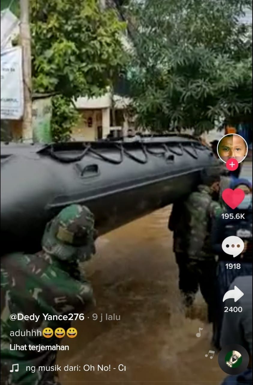 Viral wartawan tertimpa perahu karet. (Dok. Tiktok)