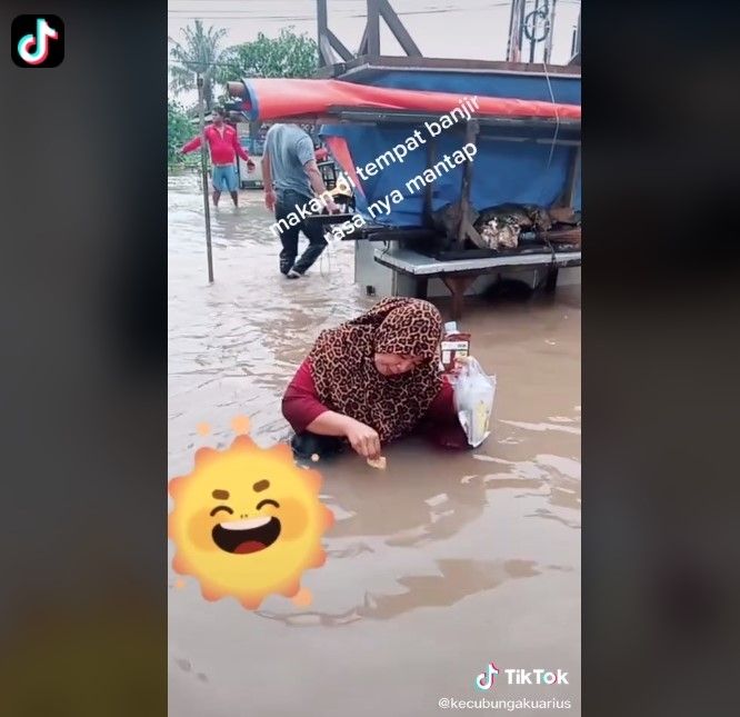 Emak-emak celup biskuit ke air banjir sebelum memakannya (tiktok)