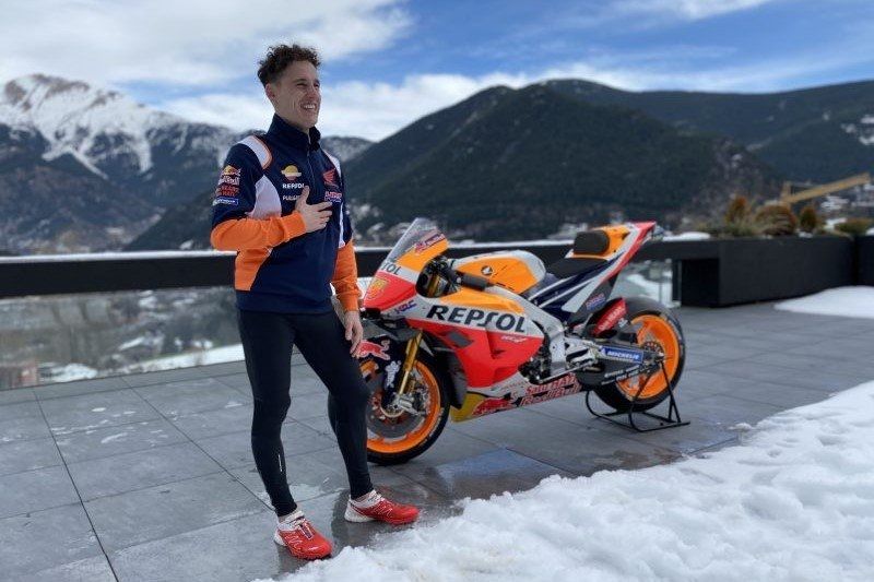 Pebalap tim Repsol Honda Pol Espargaro berpose dengan motor Honda RC213V (HO via hondaracingcorporation.com) 