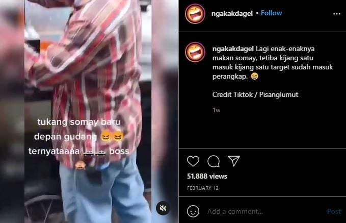 Penjual Siomay Bawa Benda Misterius, Publik Mendadak Curigai Hal Ini. (Instagram/@ngakakdagel)