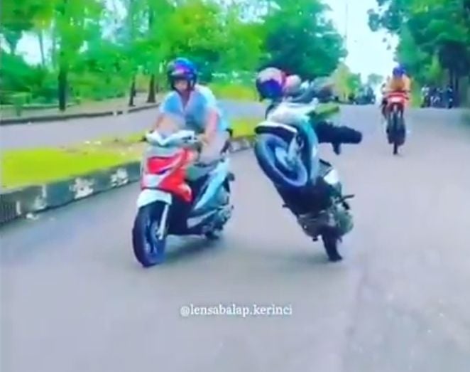 Viar aksi pengendara Beat berakhir apes. (Instagram)