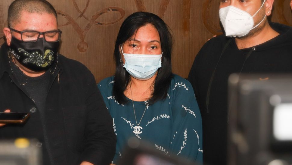Henny Manopo, Ibu dari Aktris Amanda Manopo saat menggelar konferensi pers terkait ancaman yang diterima putrinya di Kuningan, Jakarta Selatan, Senin (22/2/2021). [Suara.com/Alfian Winanto]