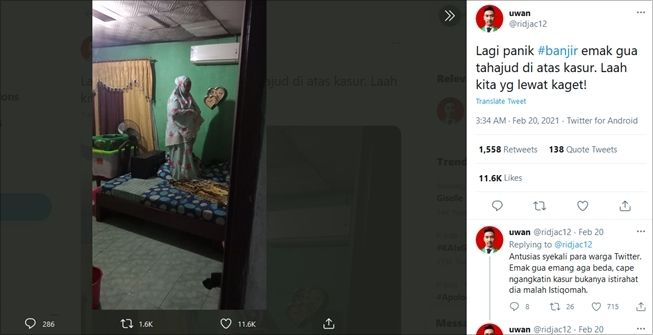 Viral ibu-ibu khusyuk salat tahajud saat banjir. (Twitter/@ridjac_12)