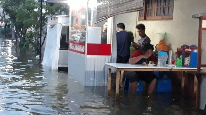 Warung yang tetap buka dan dihadiri pelanggan meski banjir (Twitter @nocontextwarung)