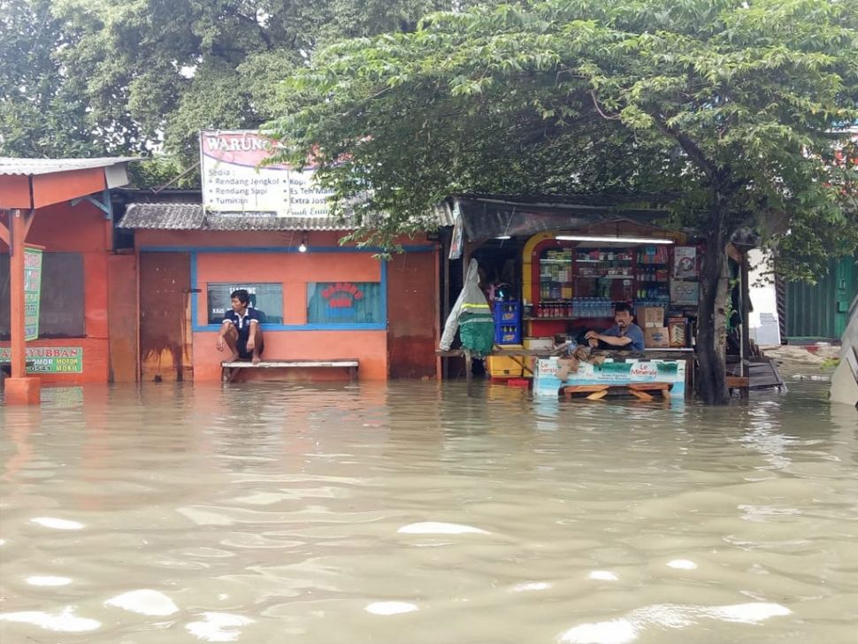 Warung yang tetap buka dan dihadiri pelanggan meski banjir (Twitter @nocontextwarung)