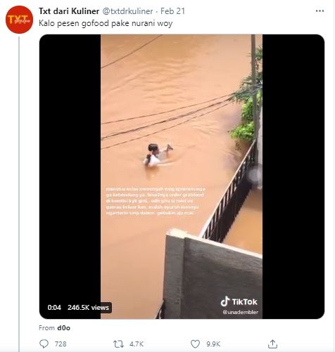 Viral Driver Ojol Menerjang Banjir Sedada Mengantar Pesanan Makanan. (Twitter)