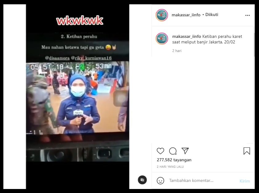 Viral reporter terjatuh saat banjir, aksinya bikin haru (Instagram/makassar_iinfo).