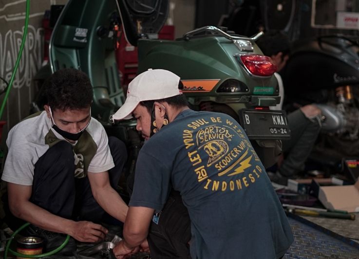 Penanganan Vespa matik usai kena banjir. (Istimewa)