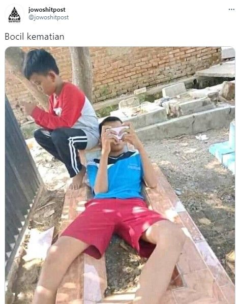 Bocah mabar di makam (Twitter/jowoshitpost)