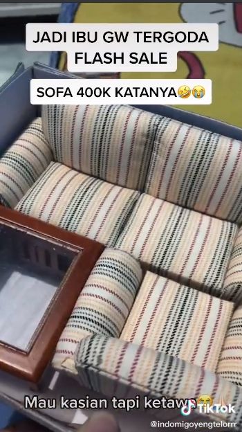 Viral Emak-emak beli sofa Rp 400 ribu, ternyata begini aslinya. (Tiktok/@indomigoyengtelorrr)