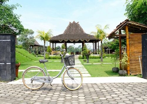 Bersepeda di Desa Wisata Dekat Candi Borobudur. (Dok. Tiket.com)