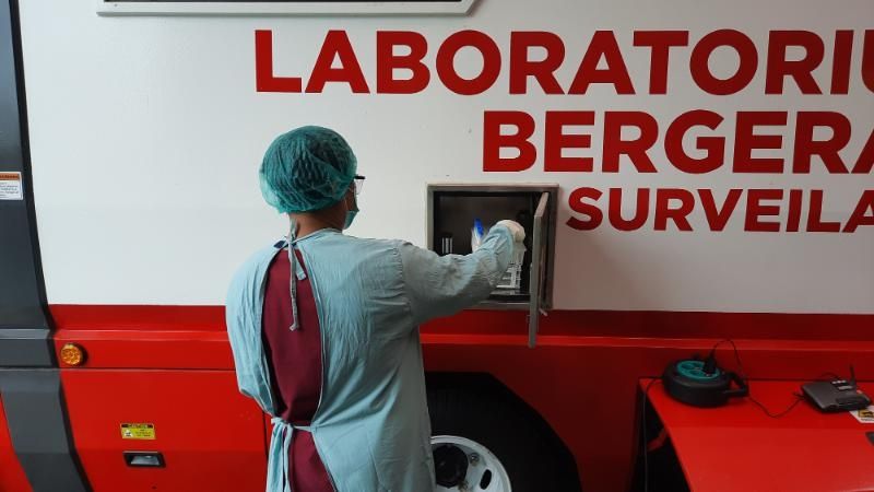 Petugas kesehatan meletakkan spesimen swab pasien ke Mobil Laboratorium Bergerak Surveilans saat uji swab PCR di Kantor Dinas Kesehatan Bantul, Rabu (24/2/2021). - (SuaraJogja.id/Muhammad Ilham Baktora)