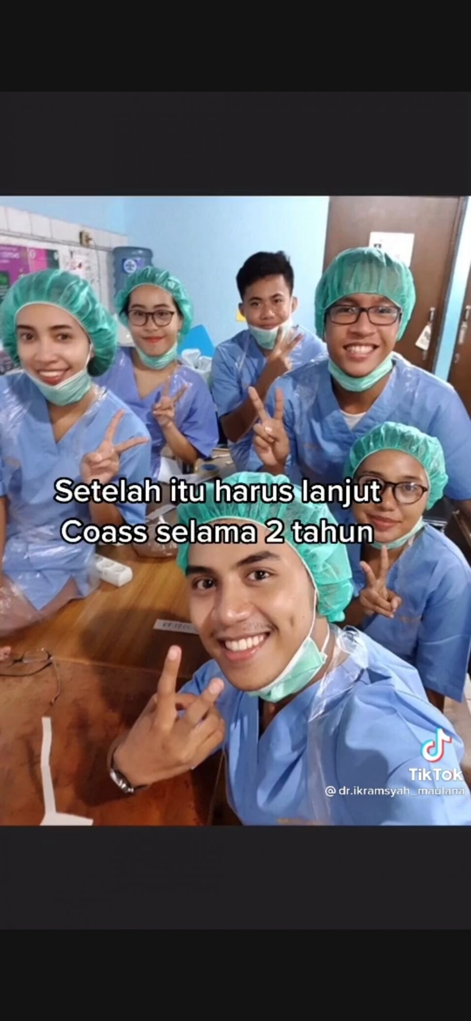 Inspiratif! Lelaki Ini Dapat Gelar Dokter, Tanpa Biaya Sepeserpun. (Dok: TikTOk/@dr.ikramsyah_maulana)