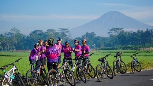 Bersepeda di Desa Wisata Dekat Candi Borobudur. (Dok. Tiket.com)
