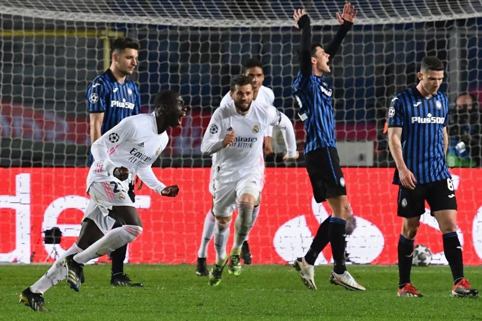 Ekspresi bek Real Madrid, Ferland Mendy usai mencetak gol kemenangan timnya di menit akhir pertandingan menghadapi Atalanta dalam laga leg pertama babak 16 besar Liga Champions 2020/2021 di Stadion Gewiss, Bergamo, Italia, Kamis (25/2/2021) dini hari WIB. [Tiziana FABI / AFP].