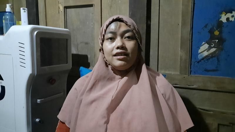 Andrianti Kuswara Putri, wanita berhijab yang memiliki tato di dahi saat ditemui wartawan di cafe Kongsuu, Ngemplak, Sleman, Kamis (25/2/2021). [Muhammad Ilham Baktora / SuaraJogja.id]