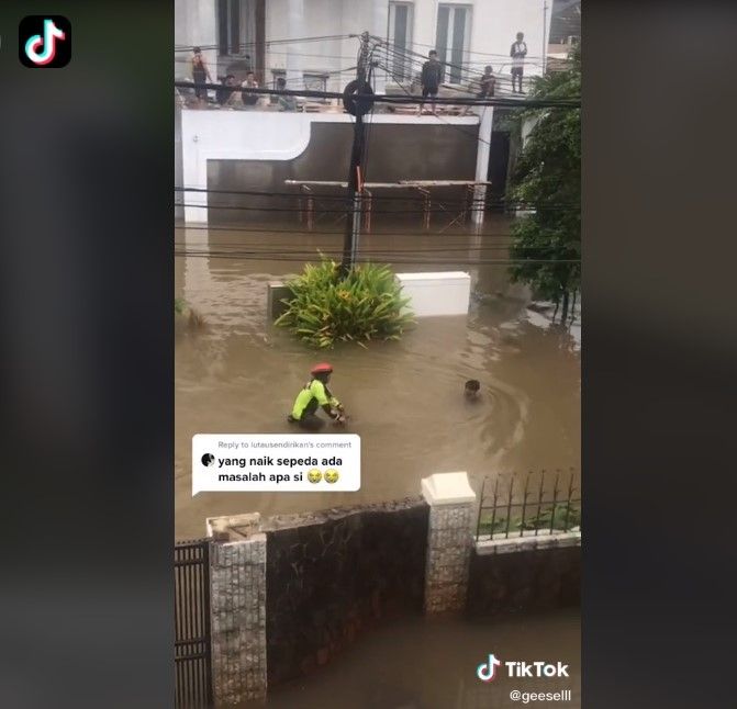 Pesepeda gowes di tengah banjir (TikTok)