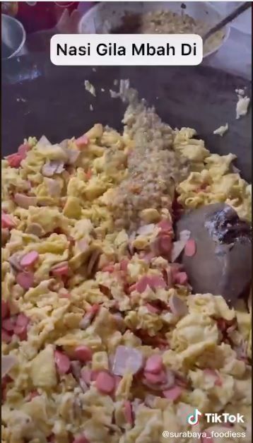 Nasi Gila Mbah Di (TikTok @surabaya_foodiess)