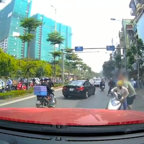 Emak-emak pemotor telpon di tengah jalan. (Instagram)