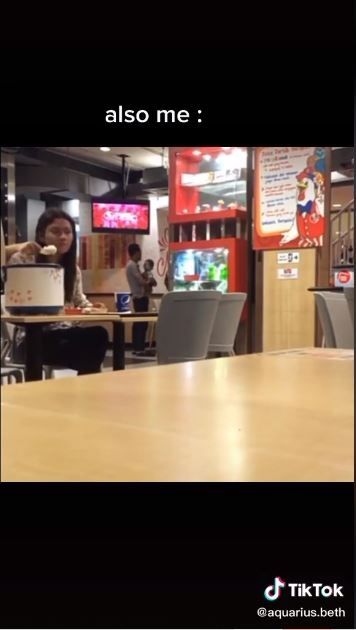 Wanita ini bawa rice cooker ke restoran cepat saji (TikTok @aquarius.beth)