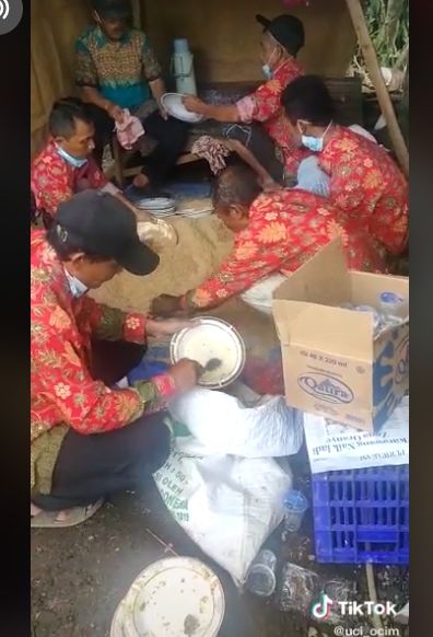 Cuci piring memakai serbuk kayu viral di media sosial. [uci_ocim / TikTok]