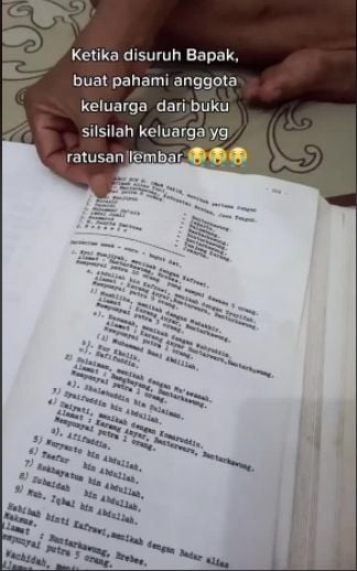 Buku silsilah keluarga tebalnya capai ratusan lembar. (Tiktok/@limabelasokt)