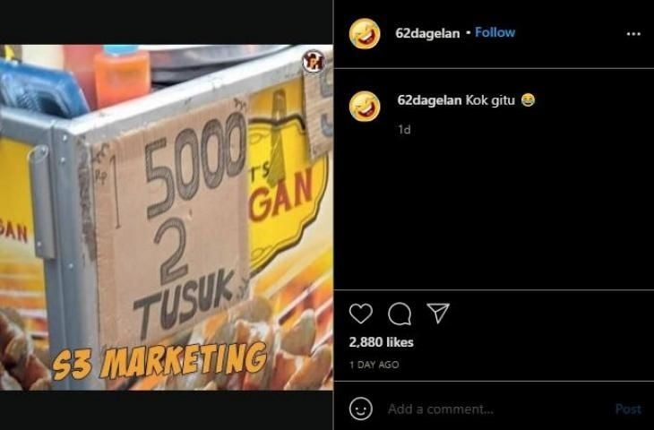 Penjual Sosis Pasang Tulisan Begini di Gerobak, Publik Auto Ngelus Dada. (Instagram/@62dagelan)