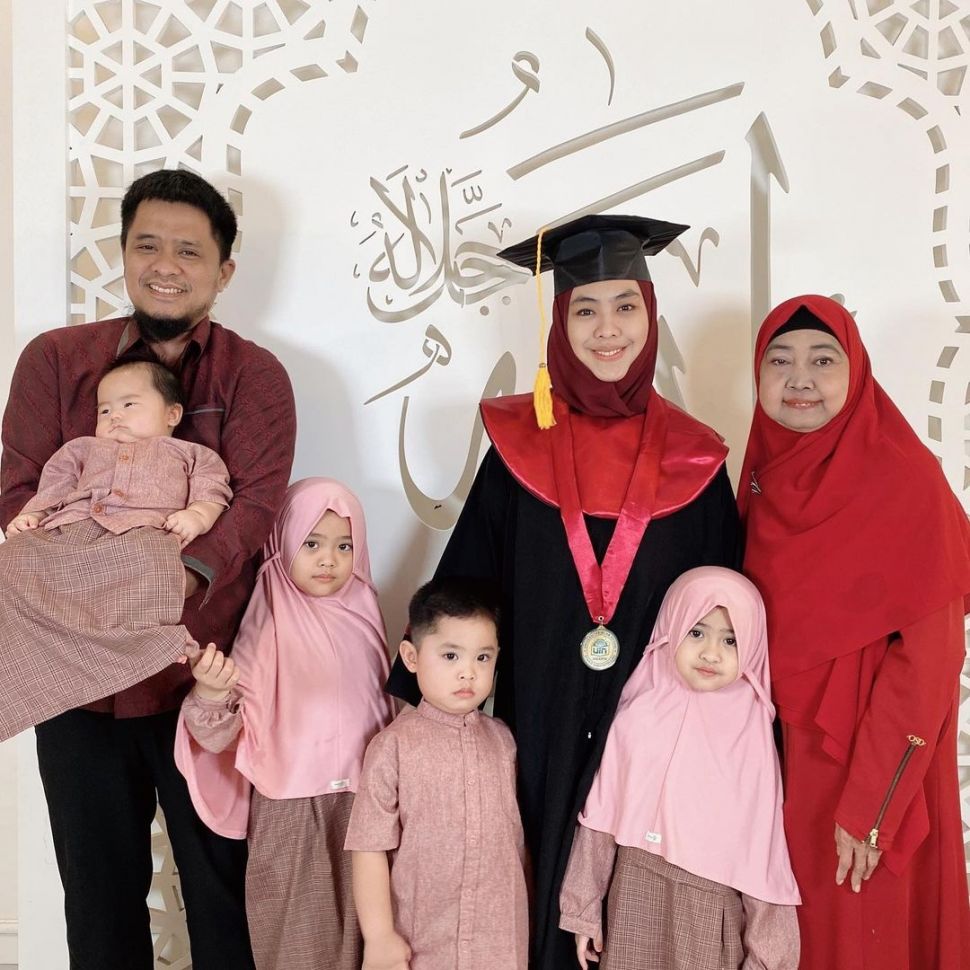 Oki Setiana Dewi bersama suami, ibu dan anak-anaknya. [Instagram]