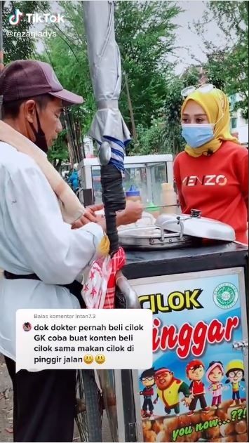 Wanita ini memborong cilok (TikTok @rezagladys)