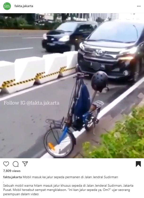 Mobil mewah memaksa masuk di jalur khusus sepeda. (Instagram)