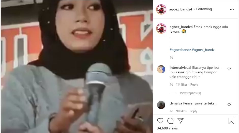 Emak-emak serobot mic milik penyanyi di atas panggung. (Instagram/@agoez_bandz4)