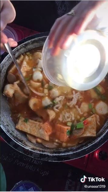 Masak seblak di tepi pantai (TikTok @unaaa1319)