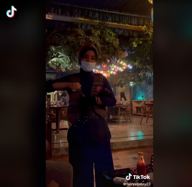 Pembeli tantang pelayan buka botol air mineral (Tiktok)