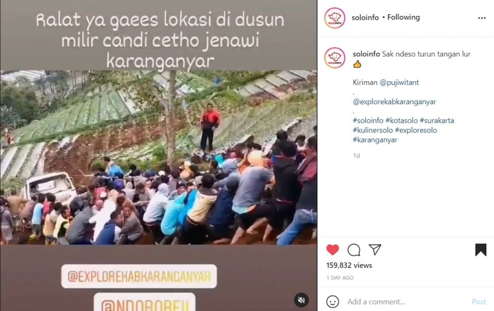 Gotong royong warga saat mengevakuasi mobil masuk jurang. (Instagram)