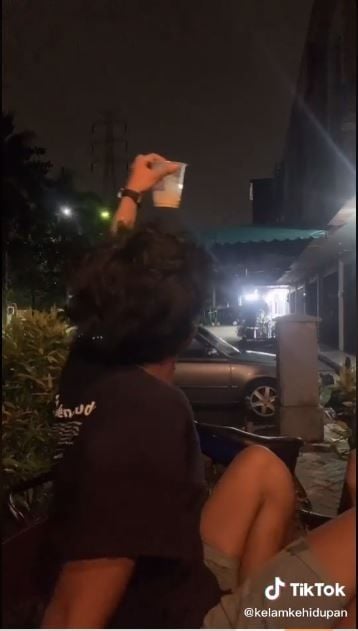 Pria ini berteriak kencang setelah minum kopi (TikTok @kelamkehidupan)