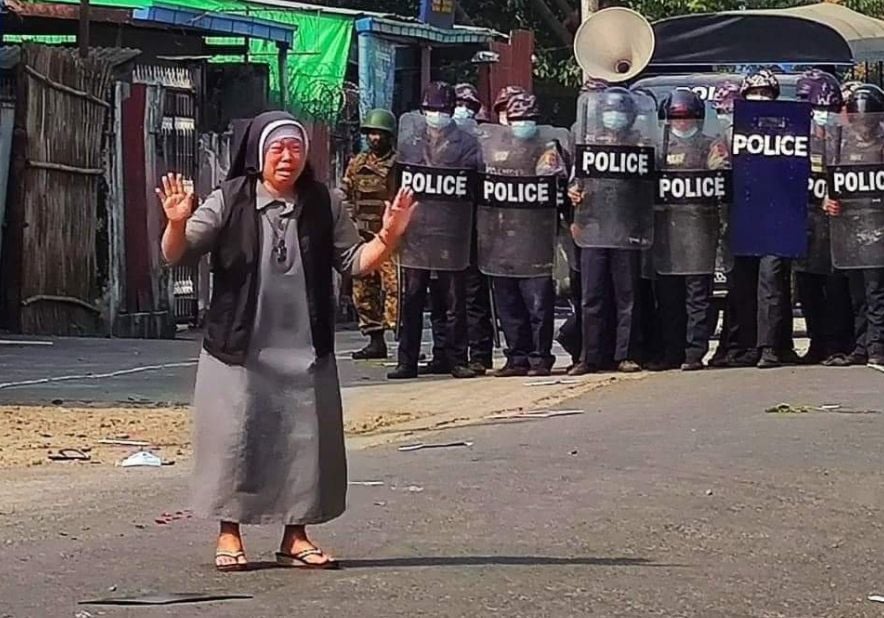 Seorang suster Katolik bernama Nu Thawng dari ordo Saint Francis Xavier, kekinian menjadi ikon perlawanan rakyat Myanmar terhadap junta militer. Itu setelah fotonya berlutut agar militer tak menembaki demonstran viral di dunia. [Twitter]